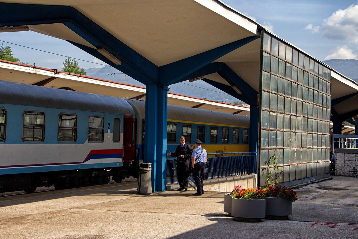 La preparazione del treno Sarajevo – Zagabria nella stazione della capitale bosniaca.