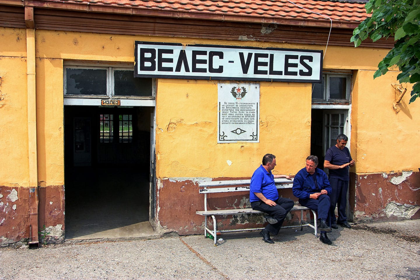  Un momento di pausa tra un treno e l’altro per i ferrovieri di Veles, città della Macedonia centrale.