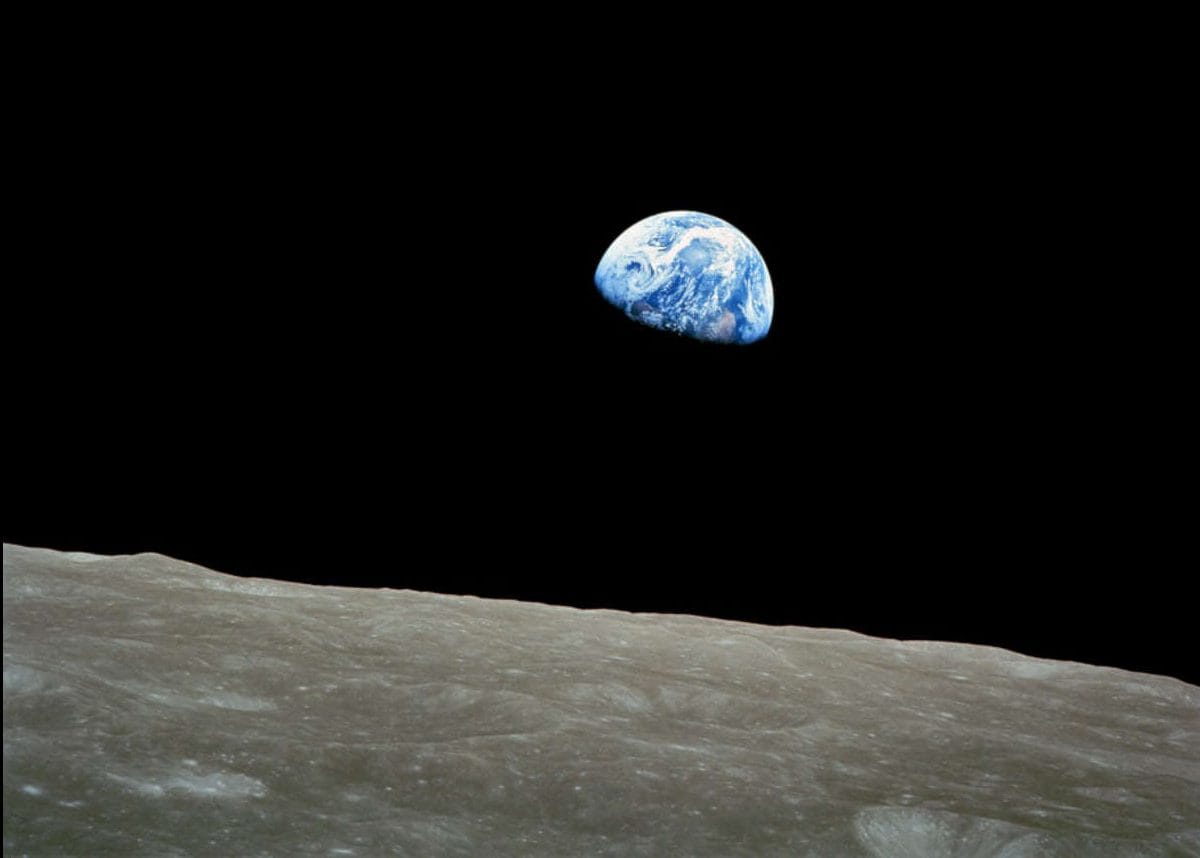 La foto scattata dall’equipaggio dell’Apollo 8 nel 1968, mentre orbitava intorno alla Luna