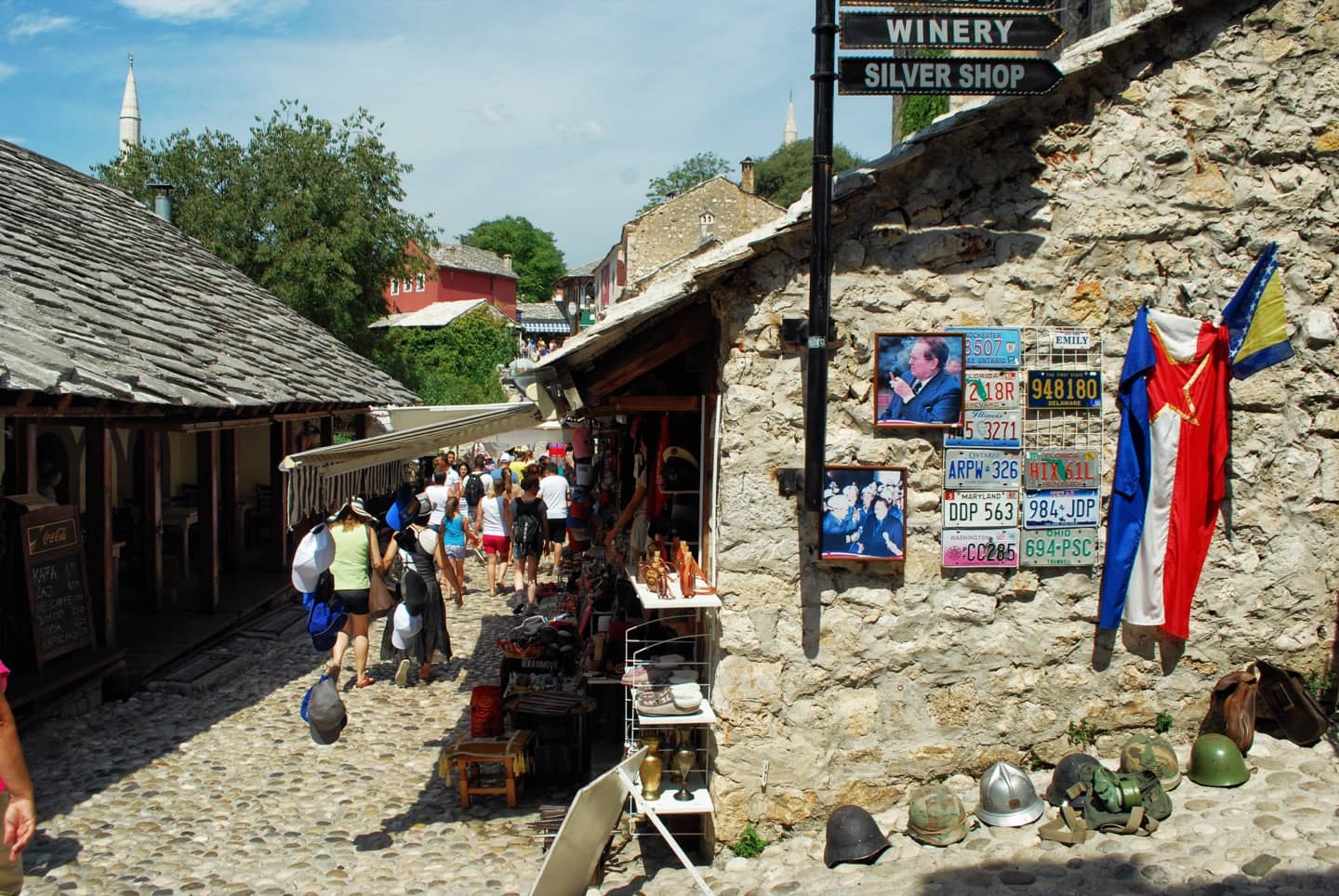 Vecchie reminiscenze belliche e foto di Tito coesistono nelle viuzze del centro di Mostar