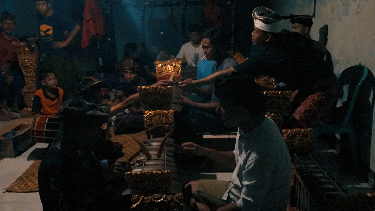 Le prove di gamelan. Un ragazzo mi spiega una delle melodie che stavano usando in un brano