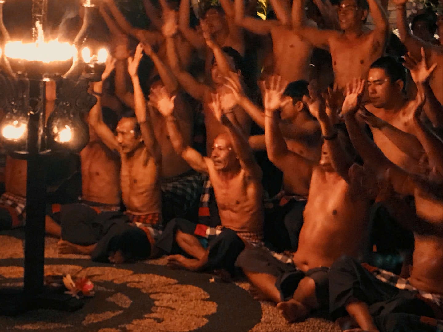 Un momento del coro in un Kecak a Ubud