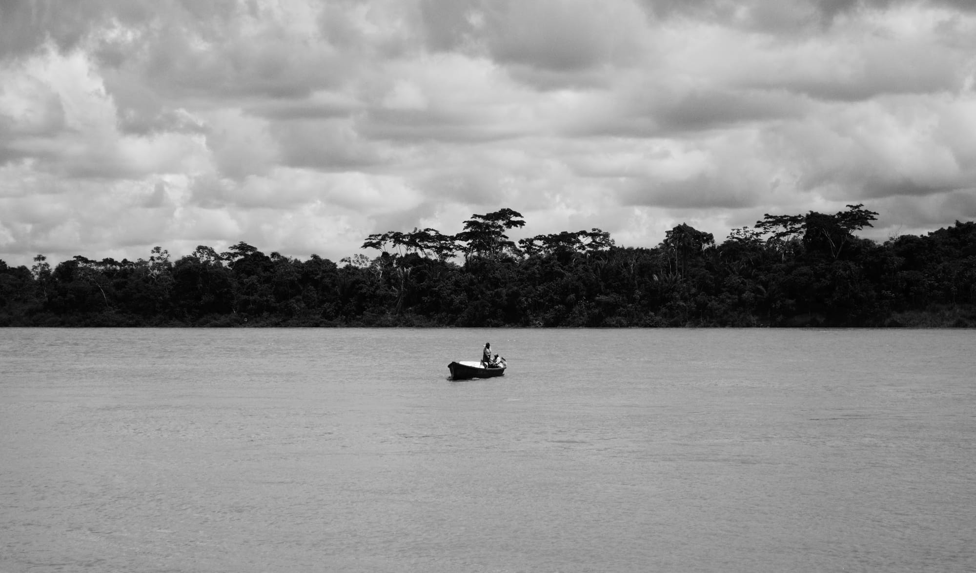 Una barca da pesca sulle acque del rio xingu