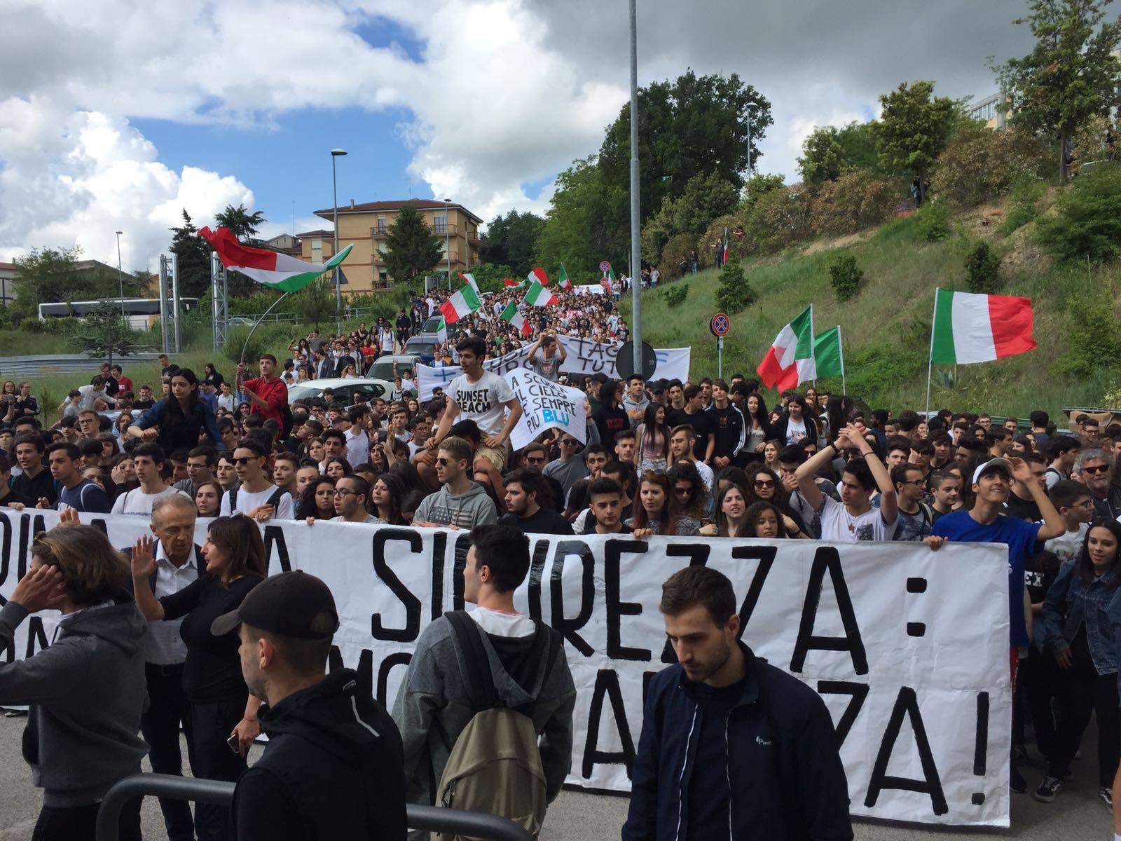 Una manifestazione di blocco studentesco lo scorso 18 maggio a Fermo, per denunciare lo stato dell’edilizia scolastica / via Facebook 