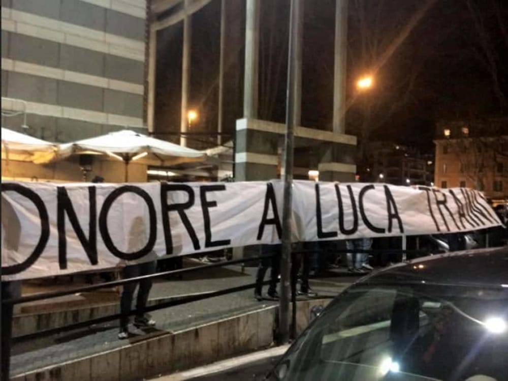 Lo striscione appeso a Ponte MIlvio in supporto a Luca Traini all’indomani della tentata strage 