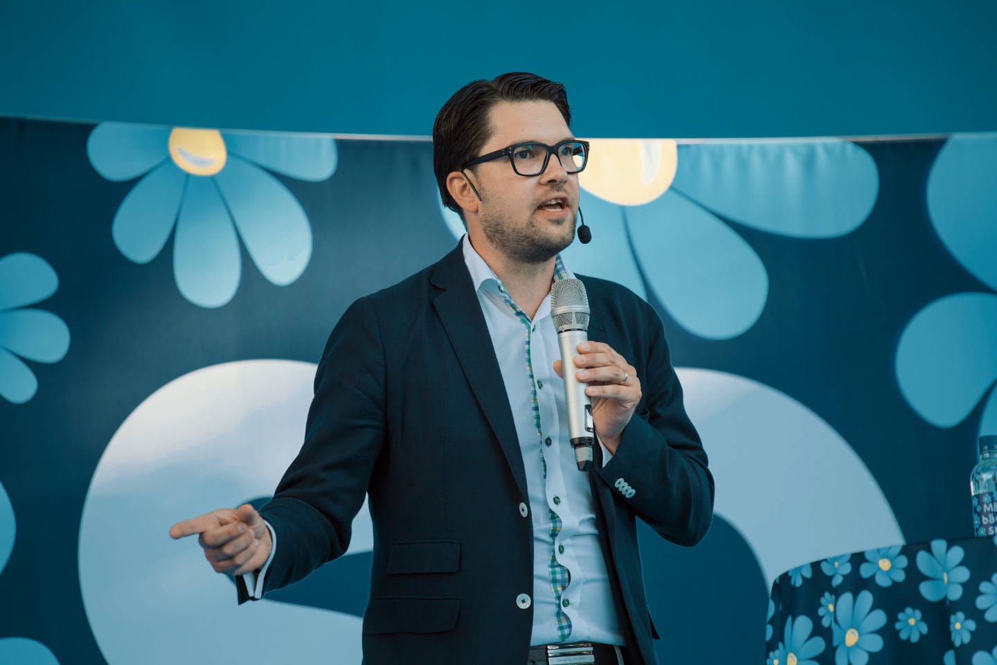 Jimmie Åkesson, leader degli Svedesi democratici, i fiorellini sono il simbolo del partito