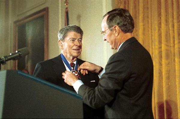 Reagan riceve la Medaglia per la Libertà nel 1993 alla Casa Bianca