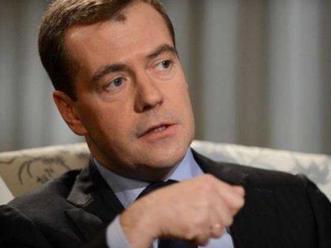 Dmitry Medvedev ha effettivamente un aspetto più rilassato rispetto alla collega.