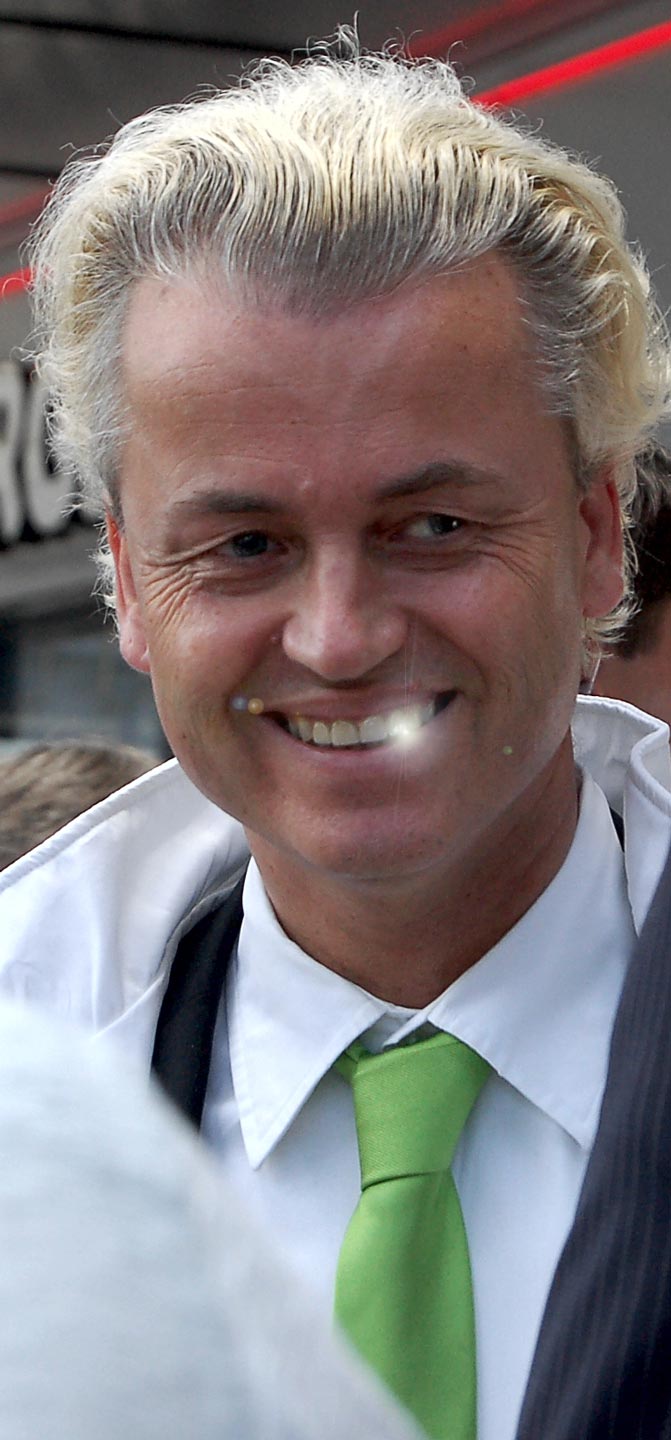 Geert Wilders, sorride mentre istruisce le forze del male