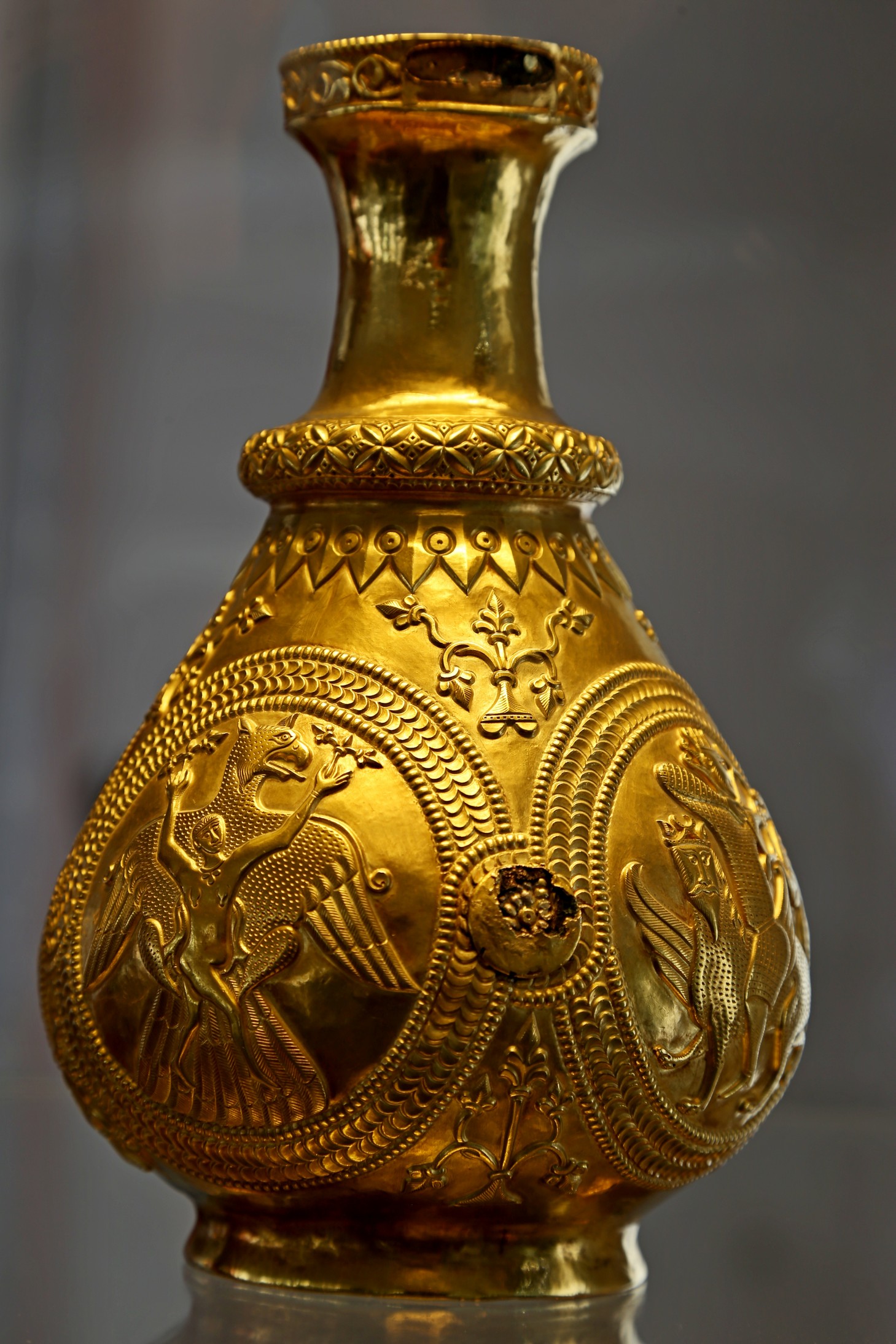 bulgaria-sofia-archaeological-museum-nagyszentmiklos-gold-treasure-romania-first-half-of-of-viii-c-bc-jug-with-medallions-photo-piergiorgio-pescali-2