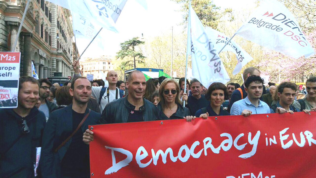 Marsili e Varoufakis durante la marcia di DiEM25 per i 60 anni dell’Ue a Roma.