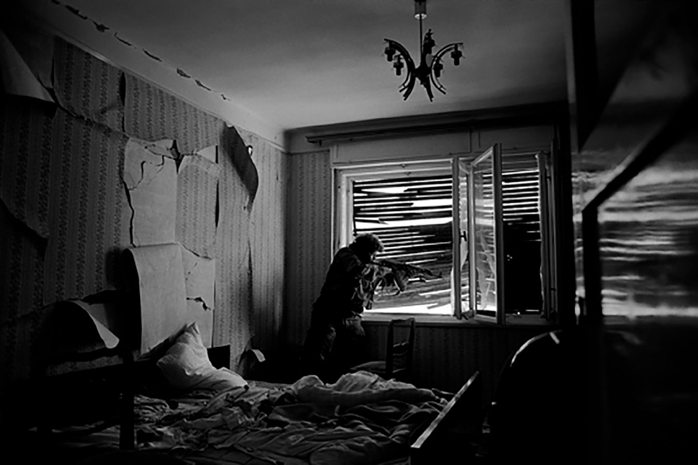 La battaglia per il controllo di Mostar è avvenuta di casa in casa, di stanza in stanza, tra vicini. Una camera da letto è diventata un campo di battaglia. Bosnia-Erzegovina, Mostar, 1993. © James Nachtwey/Contrasto