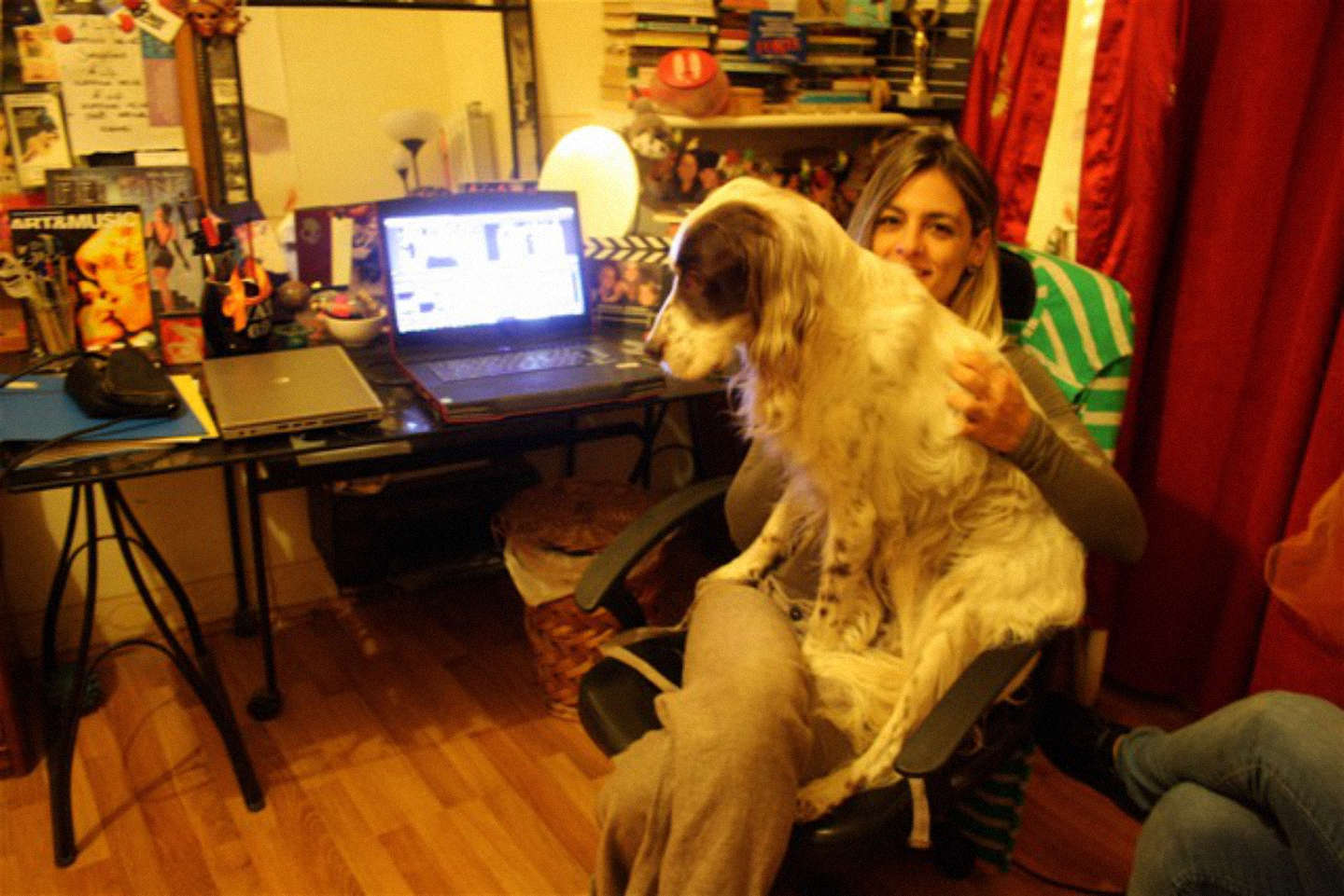 Elena nel suo studio insieme al suo cane Nestore. Foto di Lorena Leuzzi