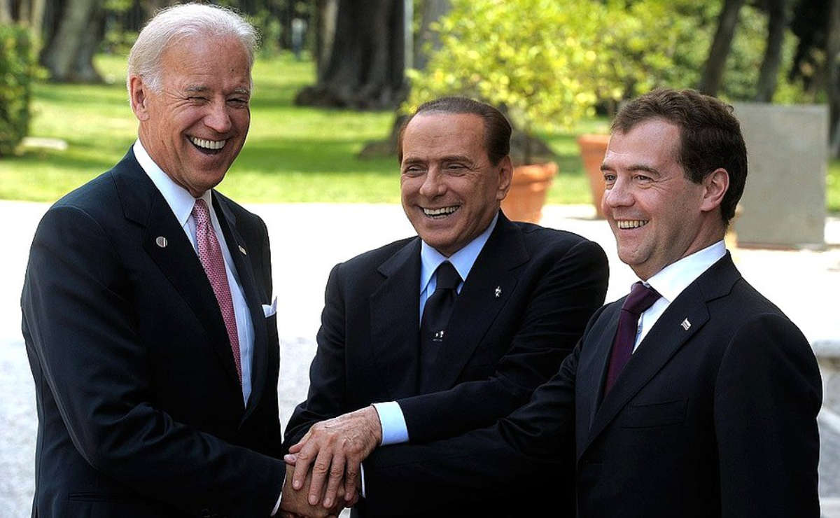 Joe Biden incontra i mandanti di fake news Silvio Berlusconi e Dmitrij Anatol'evič Medvedev