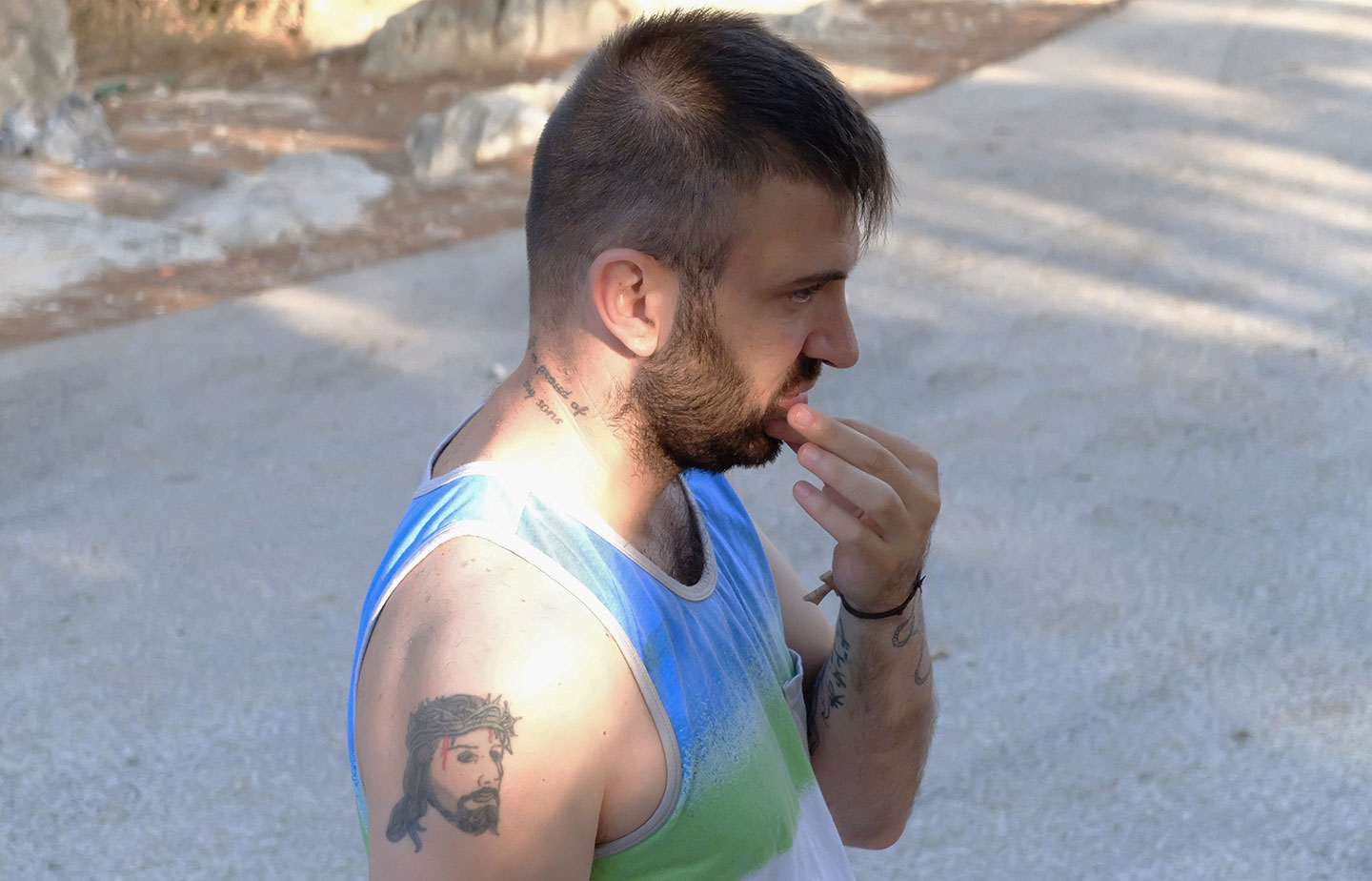 Un cristiano israeliano con al braccio un tatuaggio che raffigura il volto dolente di Cristo nei pressi del monte Tabor, Galilea