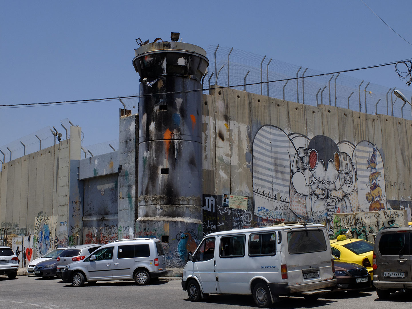 Betlemme, una torretta posta sul muro di divisione tra Israele e Palestina. Qui davanti, dopo la preghiera del venerdì, non è strano trovare palestinesi intenti a lanciare pietre contro il muro