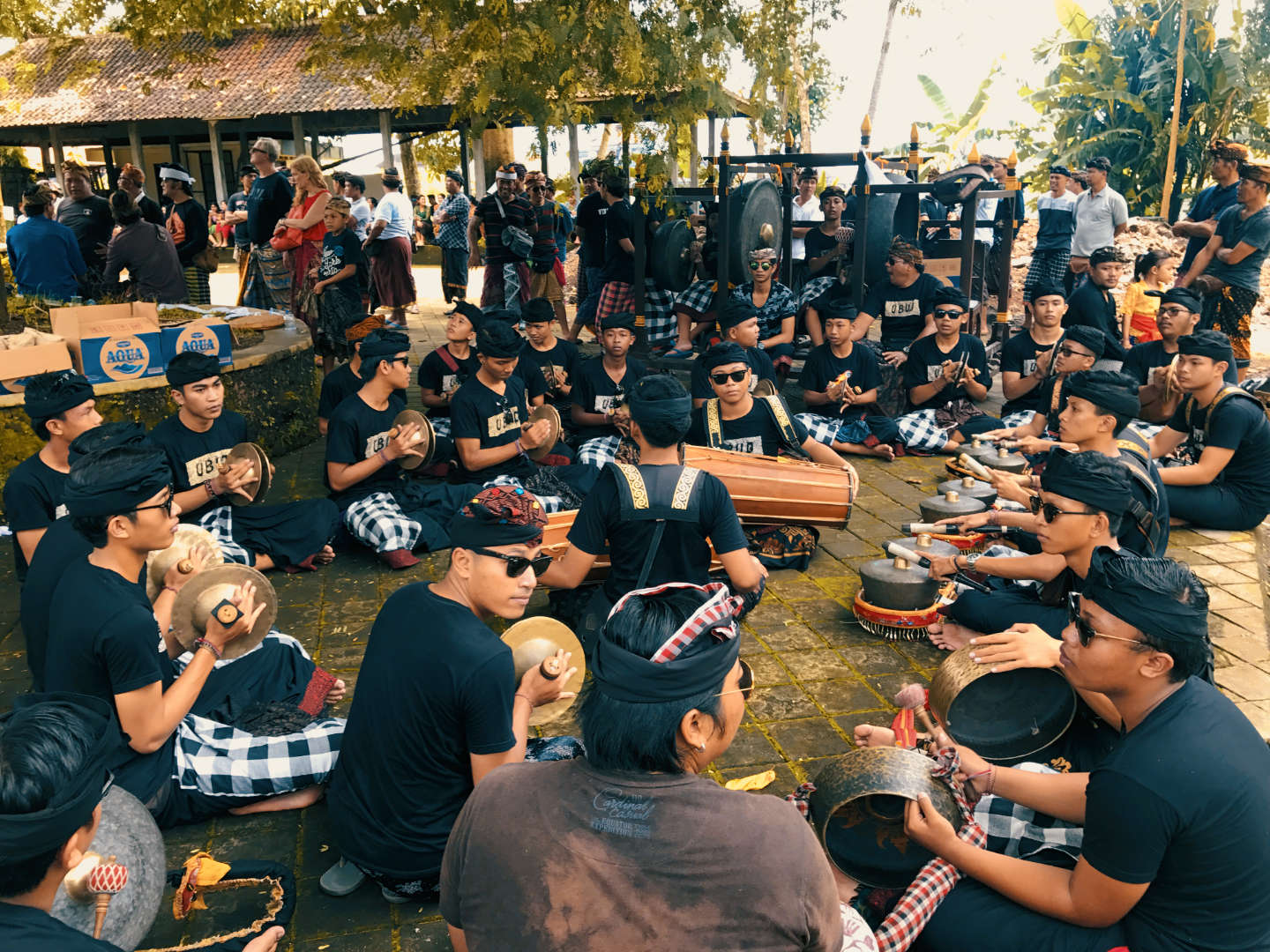 Orchestra di gamelan durante la cerimonia di cremazione a Ubud