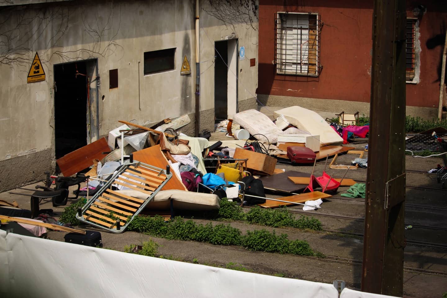 L’occupazione di migranti sgomberata all’inizio di maggio a Porta Romana, foto di Sabina Candusso