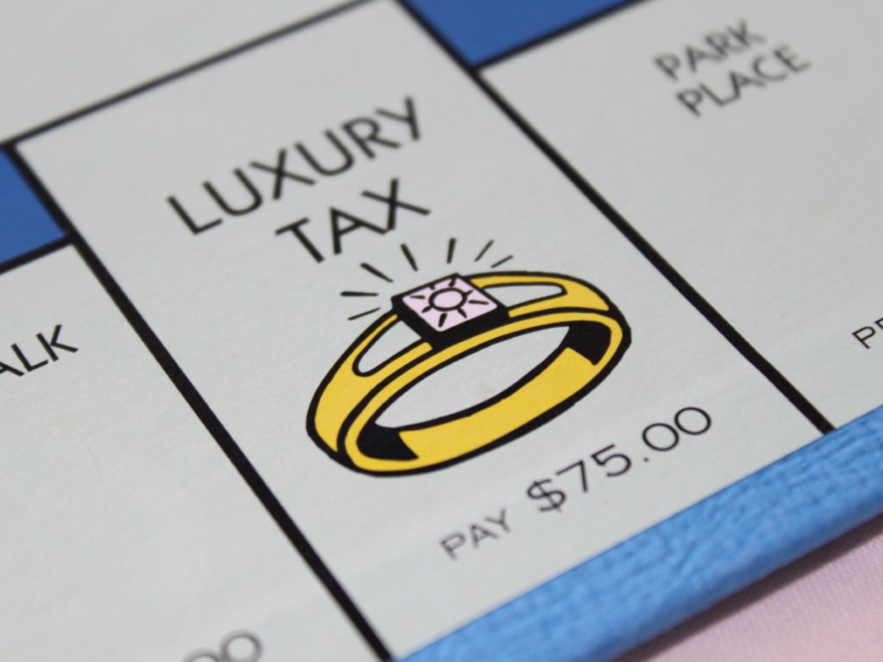 la casella di Monopoli con scritto Luxury Tax