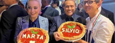L’universo parallelo della convention di Forza Italia a Napoli